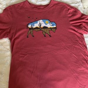 Life Is Good Men’s shirt sleeve crusher tee. Sz Medium faded red- buffalo